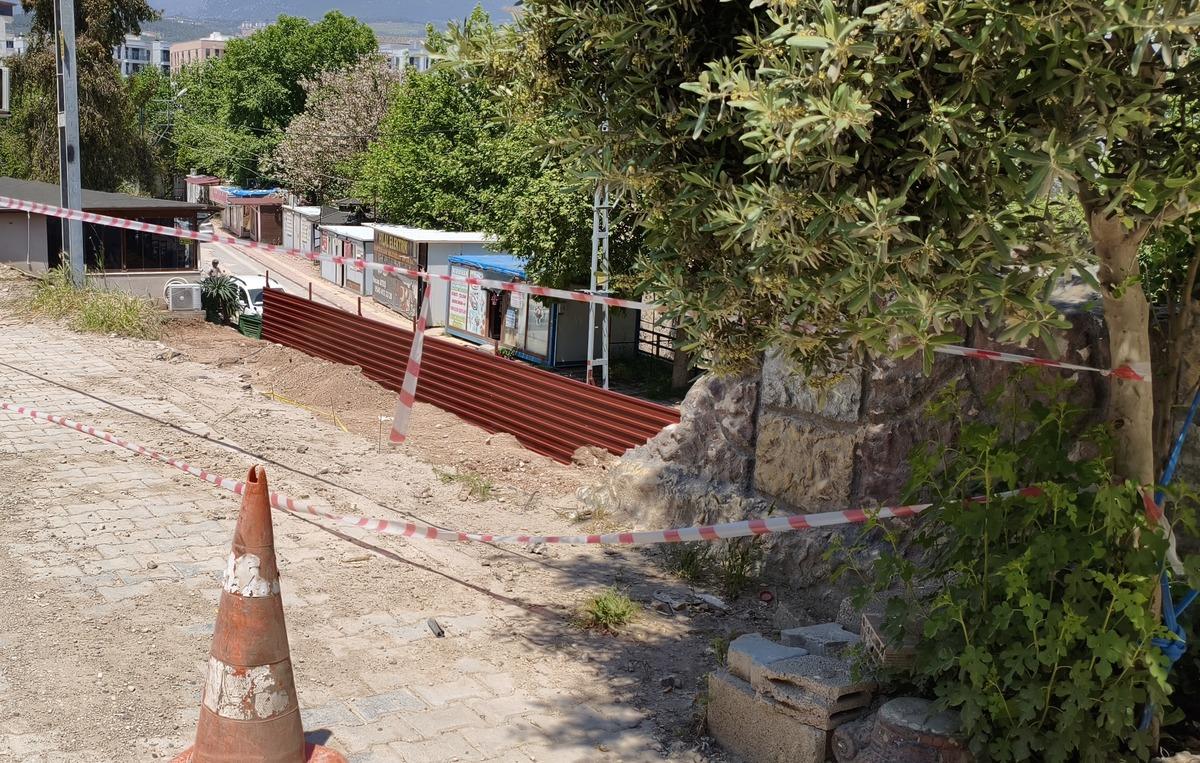 Belediye kazısında bulundu! İ&ccedil;inden k&uuml;p ve insan kemikleri &ccedil;ıktı 1