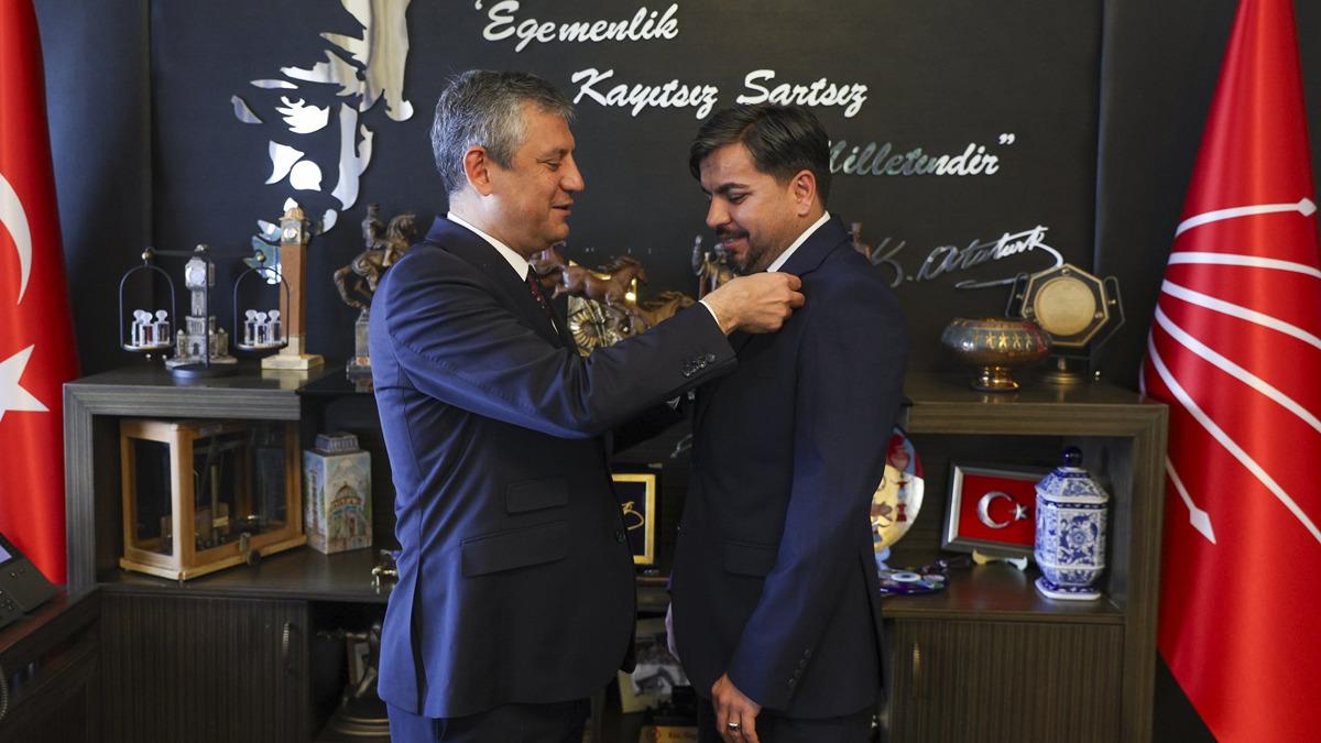 Rozetini Özgür Özel taktı! Arif Kocabıyık CHP'ye katıldı