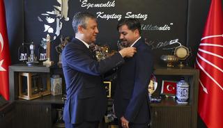 İYİ Parti'den aday olmuştu, CHP'ye katıldı! Rozeti &Ouml;zel taktı