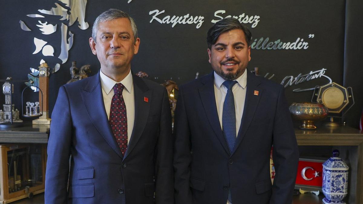 Rozetini &Ouml;zg&uuml;r &Ouml;zel taktı! Arif Kocabıyık CHP ye katıldı 1