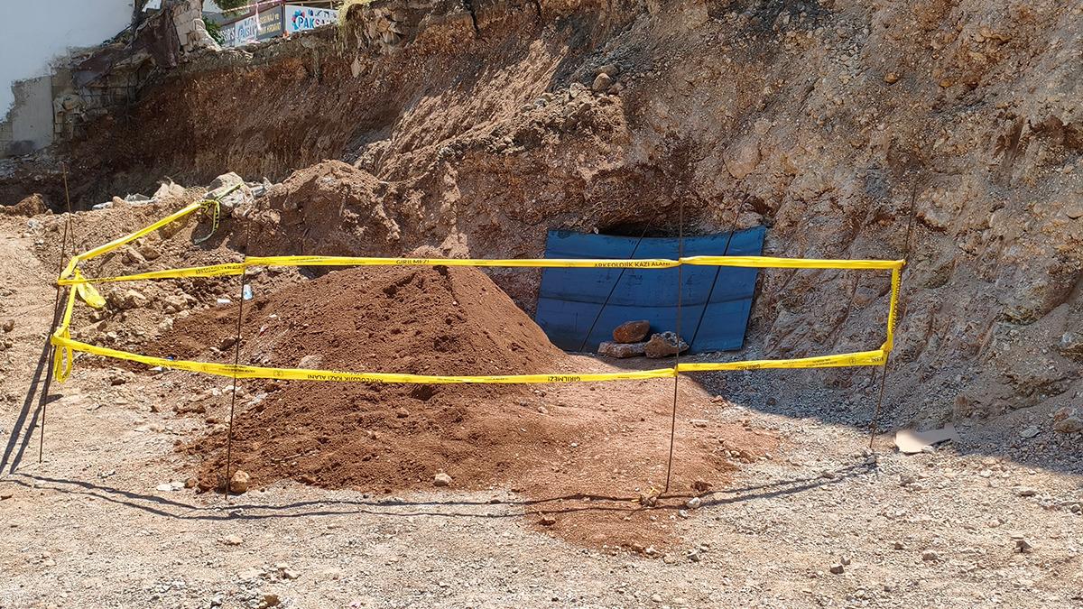Belediye kazısında bulundu! İçinden küp ve insan kemikleri çıktı