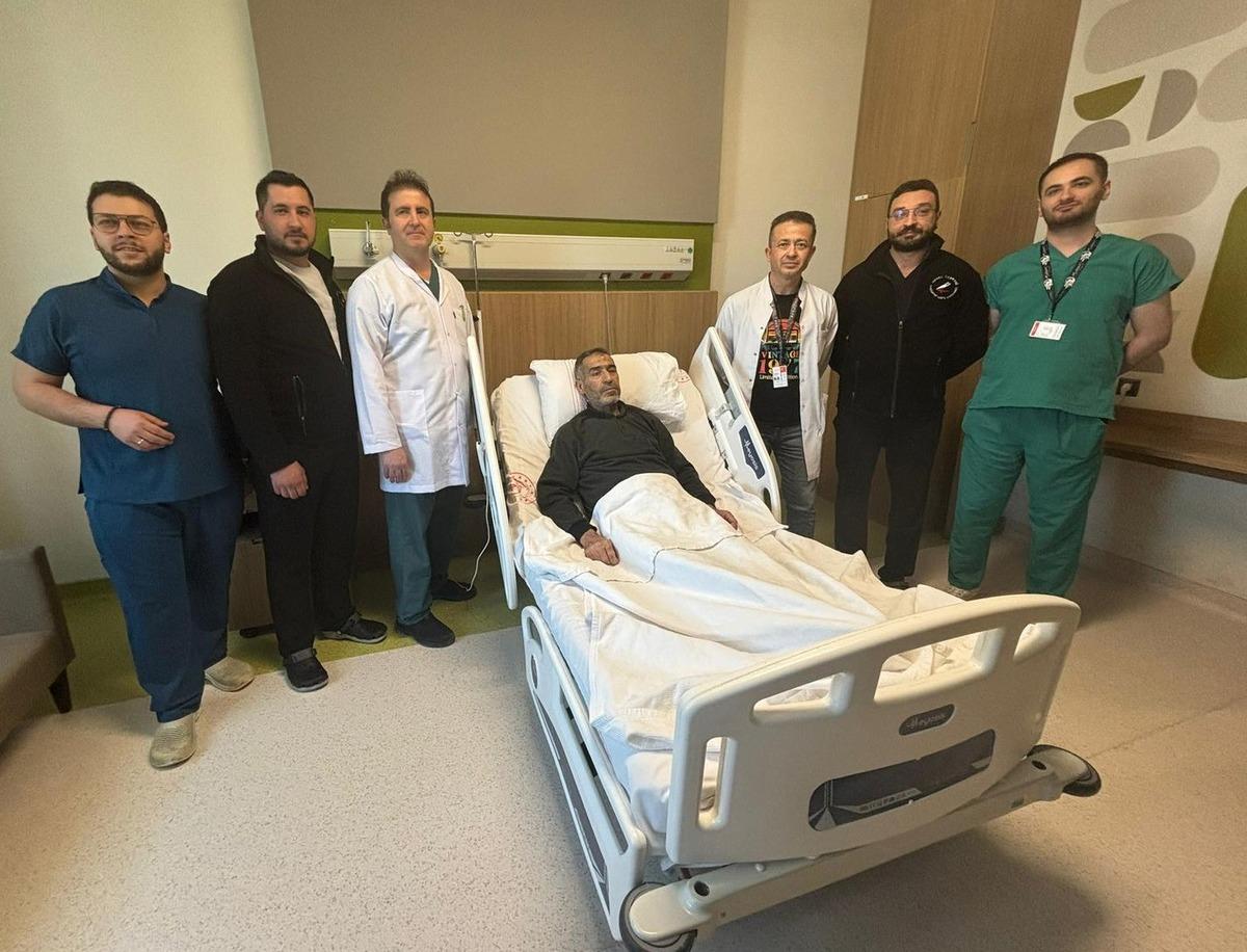 Karnından 8 kiloluk b&ouml;brek &ccedil;ıktı! Doktorlar bile şaşırdı 1