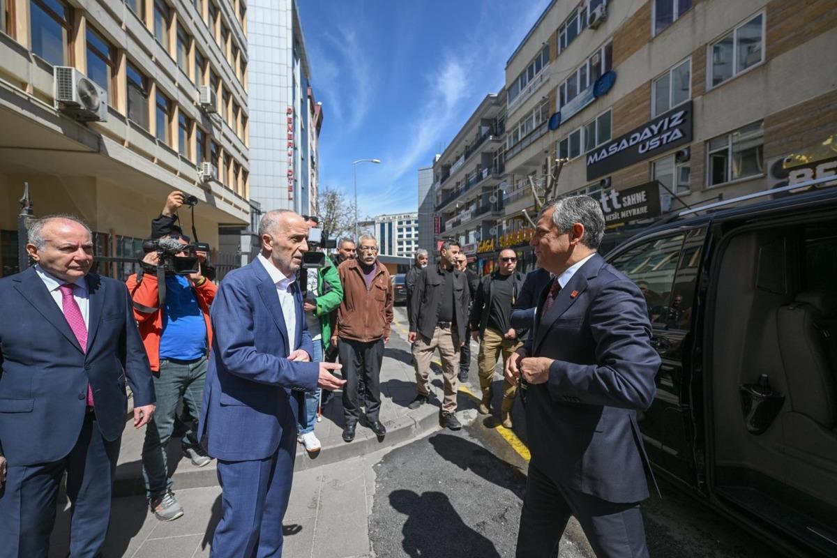 &Ouml;zel den T&Uuml;RK-İŞ e ziyaret  İş&ccedil;ilere bir bayram hediyesi verelim  1