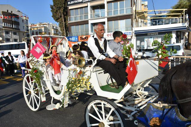 Kuşadası'nda Turizm Haftası'na kortej yürüyüşlü kutlama