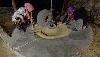 Asırlık su değirmeninde &uuml;retiyorlar! T&uuml;rkiye'nin d&ouml;rt bir yanından sipariş yağıyor