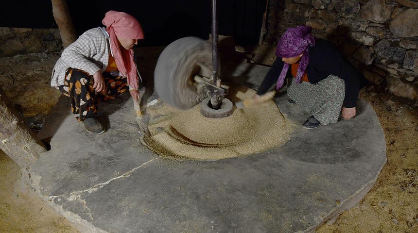 Asırlık su değirmeninde &uuml;retiyorlar! T&uuml;rkiye'nin d&ouml;rt bir yanından sipariş yağıyor