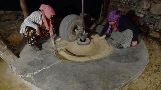 Asırlık su değirmeninde üretiyorlar! Türkiye'nin dört bir yanından sipariş yağıyor