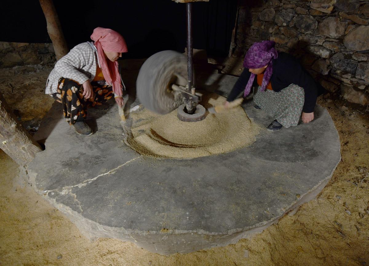 Asırlık su değirmeninde &uuml;retiyorlar! T&uuml;rkiye nin d&ouml;rt bir yanından sipariş yağıyor 1