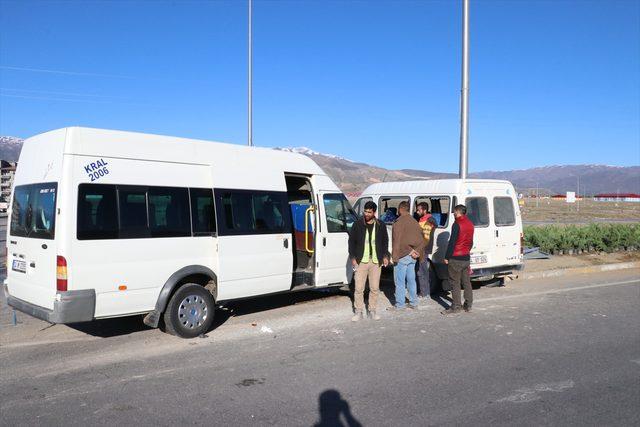 Erzincan'da iki minibüs çarpıştı: 12 yaralı 