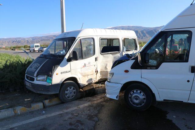 Erzincan'da iki minibüs çarpıştı: 12 yaralı 