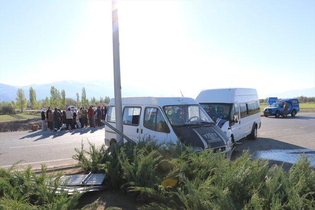 Erzincan'da iki minibüs çarpıştı: 12 yaralı 