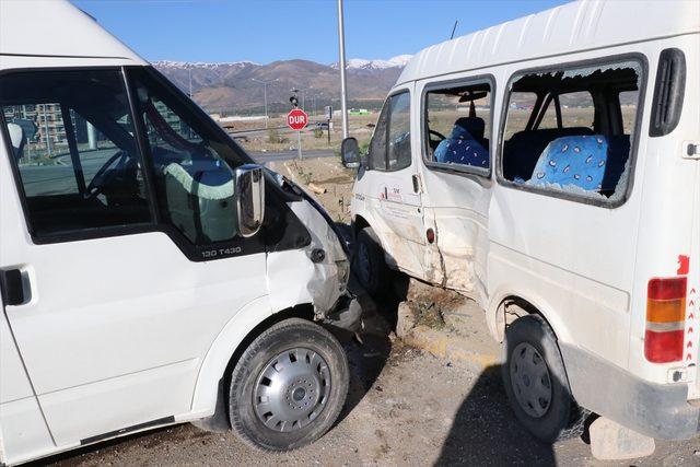 Erzincan'da iki minibüs çarpıştı: 12 yaralı 