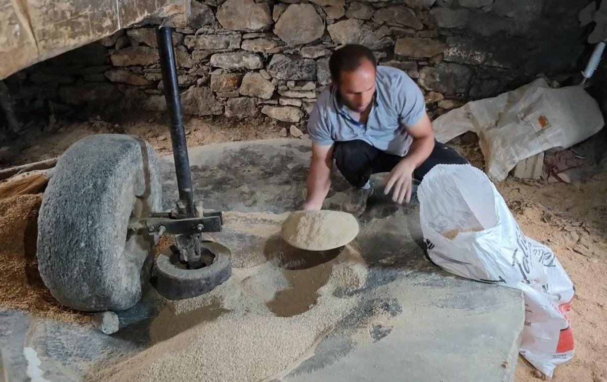 Asırlık su değirmeninde &uuml;retiyorlar! T&uuml;rkiye nin d&ouml;rt bir yanından sipariş yağıyor 2