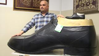 T&uuml;rkiye'nin en b&uuml;y&uuml;k ayakkabısı &uuml;retildi: Tam 222 numara!