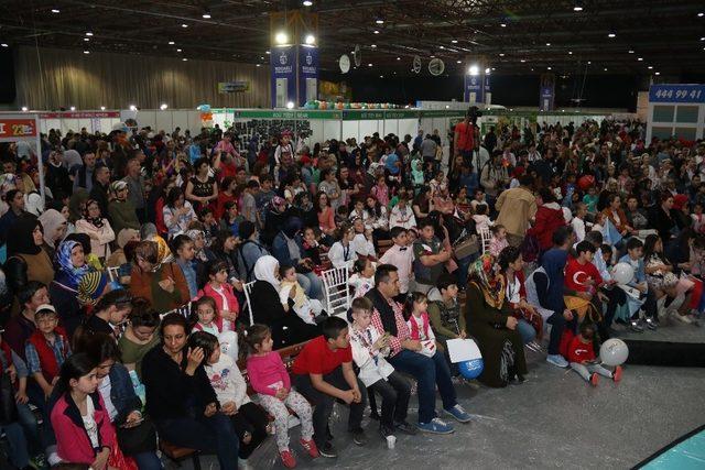 41 ülke 41 renk gösterisi büyüledi