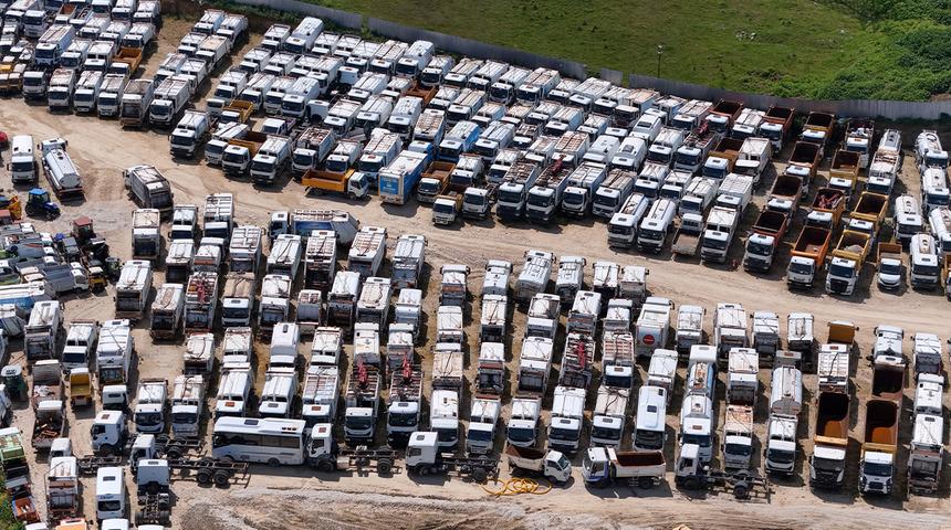 Yer: İstanbul! Y&uuml;zlerce ara&ccedil; b&ouml;yle g&ouml;r&uuml;nt&uuml;lendi