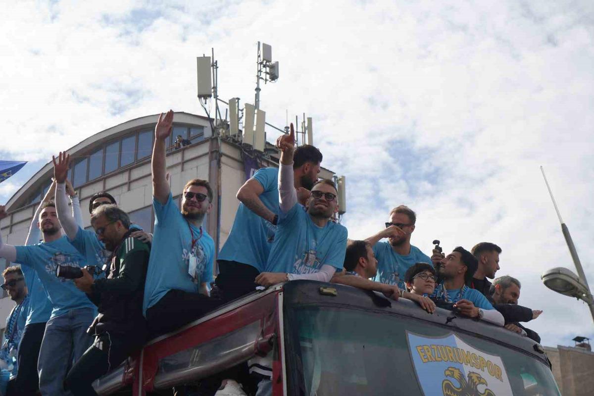 S&uuml;per Lig e &ccedil;ıkmayı garantileyen Erzurumspor, şehirde tut attı 1