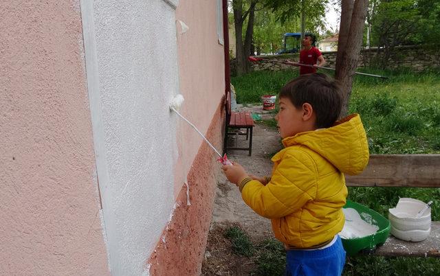 Üniversite öğrencileri, köy okulunu yeniledi