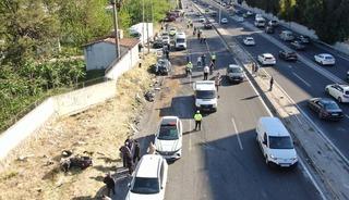 İzmir'de freni patlayan tır &ccedil;ok sayıda araca &ccedil;arptı: &Ouml;l&uuml; ve yaralılar var