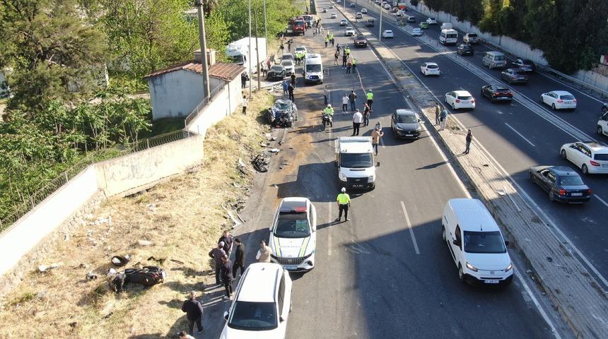 İzmir'de freni patlayan tır &ccedil;ok sayıda araca &ccedil;arptı: &Ouml;l&uuml; ve yaralılar var