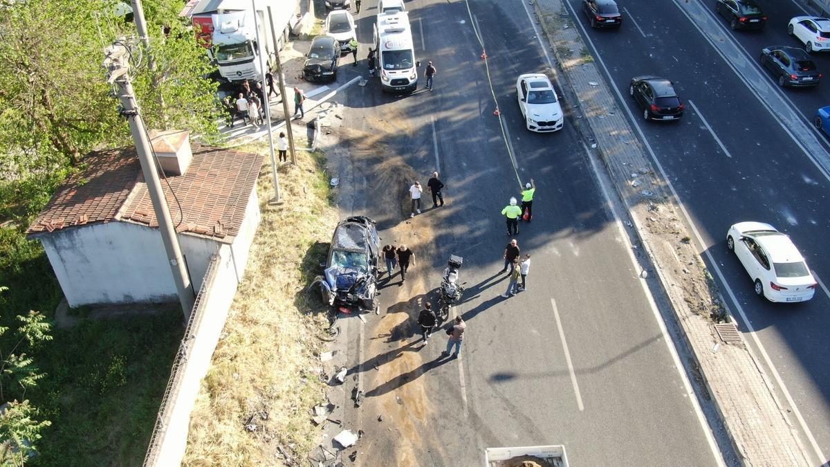 İzmir de freni patlayan tır &ccedil;ok sayıda araca &ccedil;arptı: &Ouml;l&uuml; ve yaralılar var 3