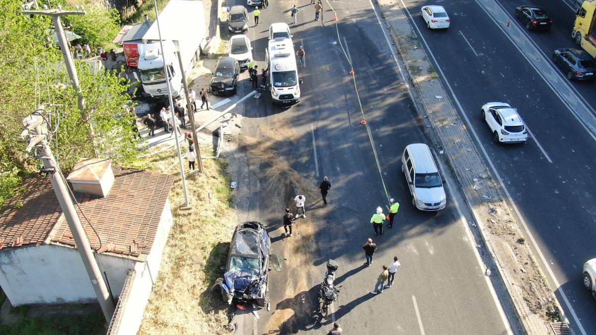 İzmir de freni patlayan tır &ccedil;ok sayıda araca &ccedil;arptı: &Ouml;l&uuml; ve yaralılar var 4