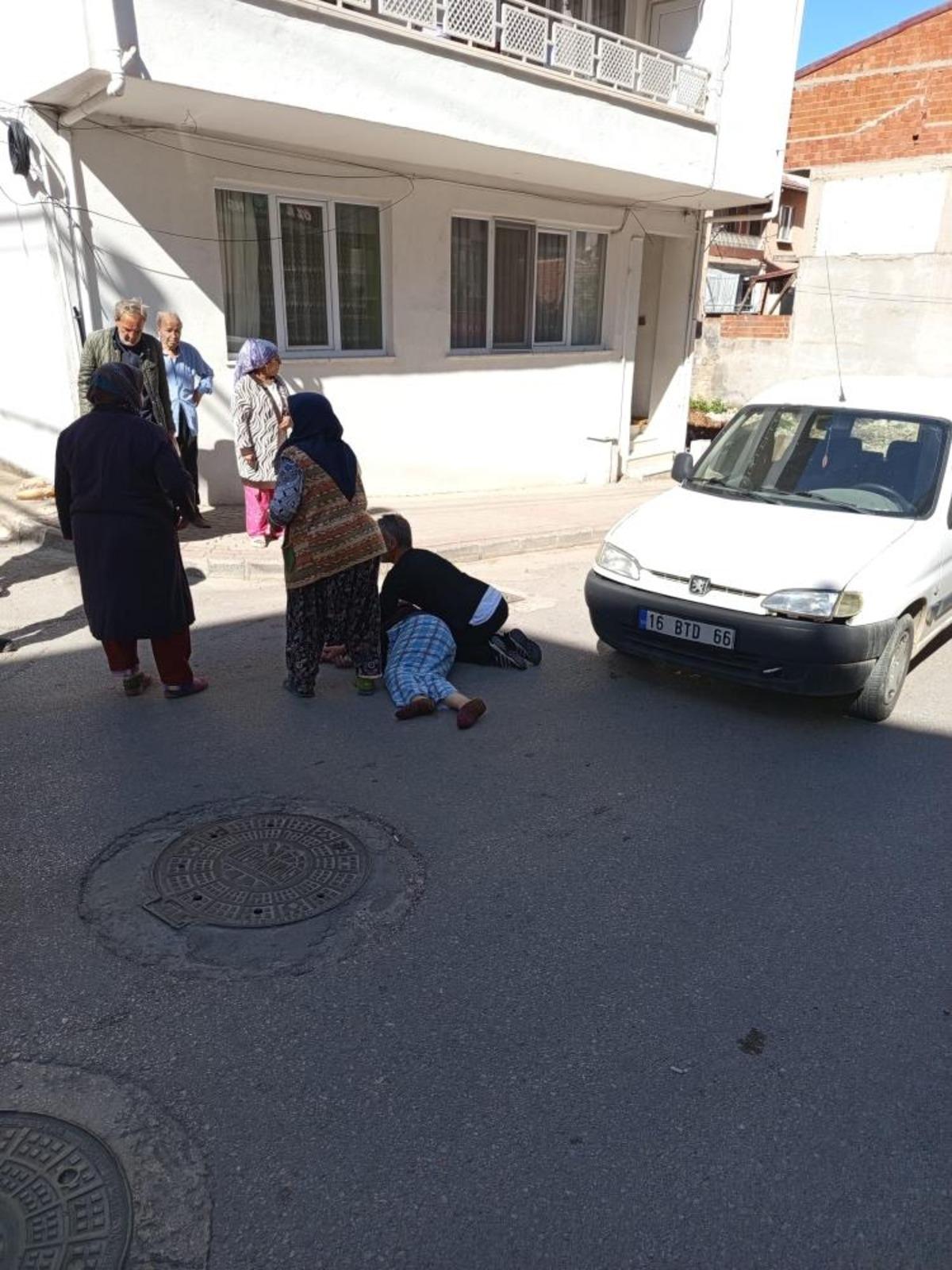 Yolun karşısına ge&ccedil;erken ticari aracın &ccedil;arptığı yaşlı kadın hayatını kaybetti 1