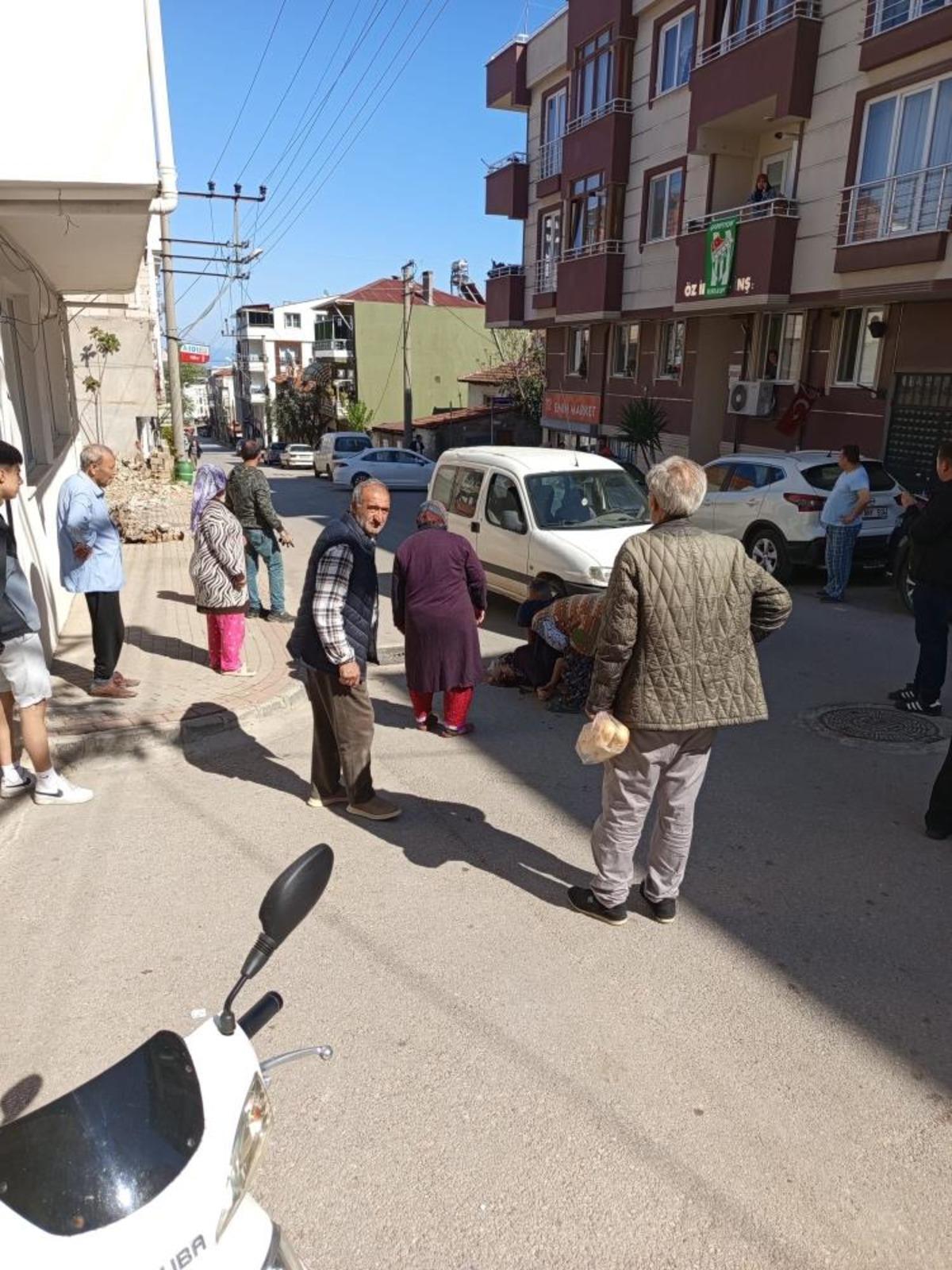 Yolun karşısına ge&ccedil;erken ticari aracın &ccedil;arptığı yaşlı kadın hayatını kaybetti 2