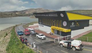 Barajda s&ouml;rfleri alabora olan 2 kişi kurtarıldı