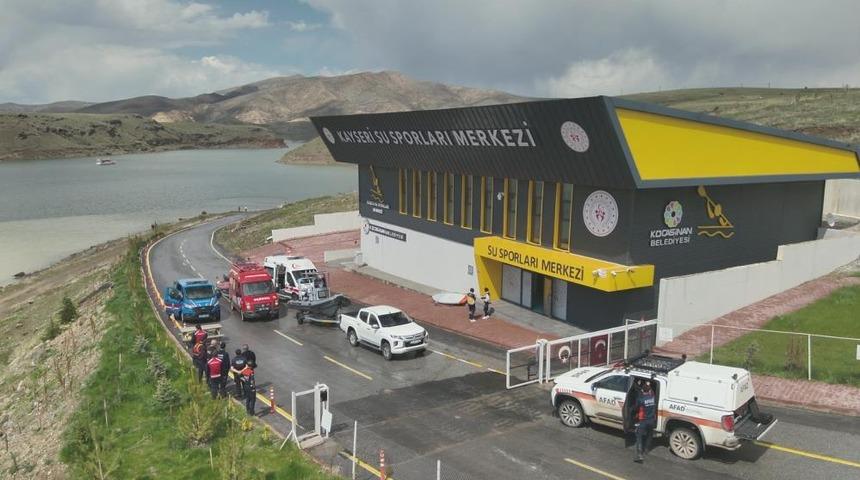 Barajda s&ouml;rfleri alabora olan 2 kişi kurtarıldı