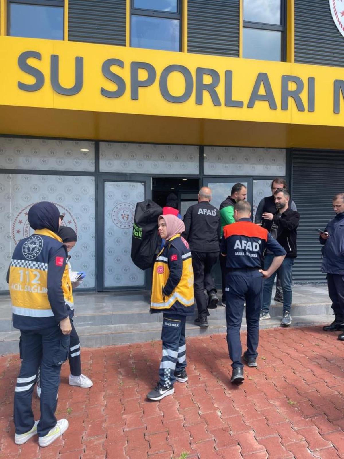 Barajda s&ouml;rfleri alabora olan 2 kişi kurtarıldı 1