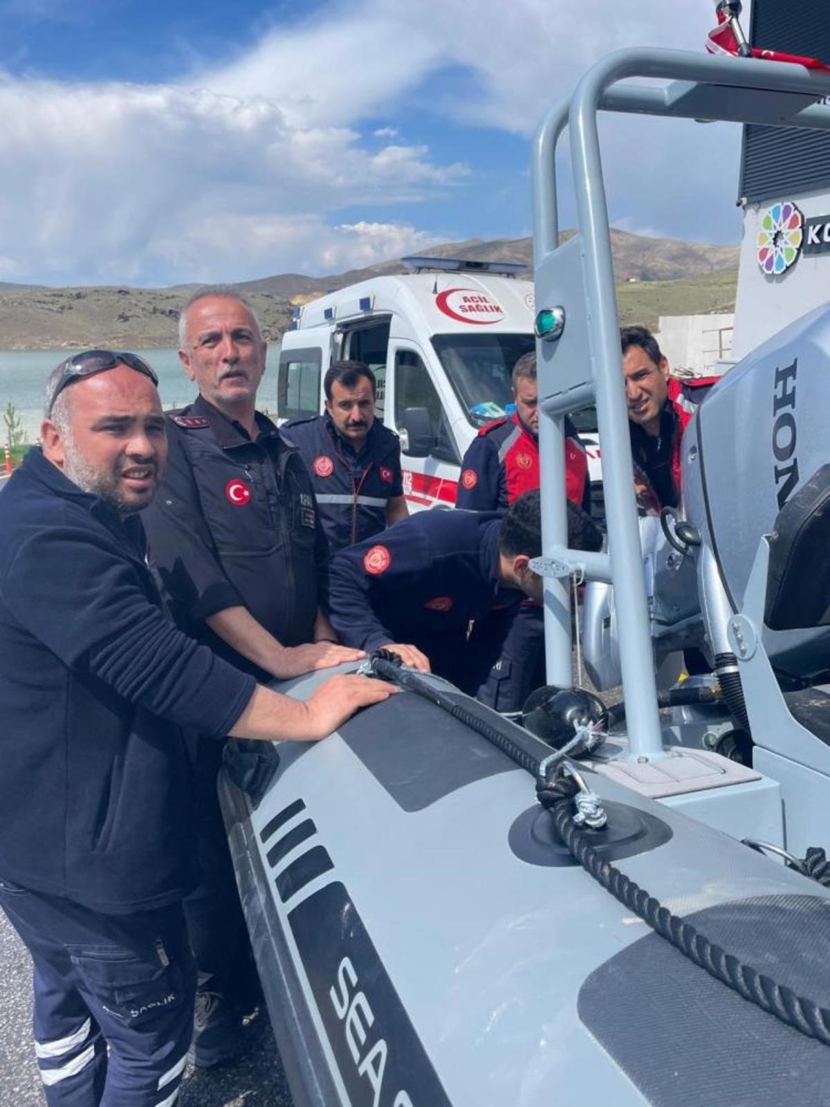 Barajda s&ouml;rfleri alabora olan 2 kişi kurtarıldı 2