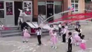 Kayseri'de okulda öğretmenin üzerine tabela düştü