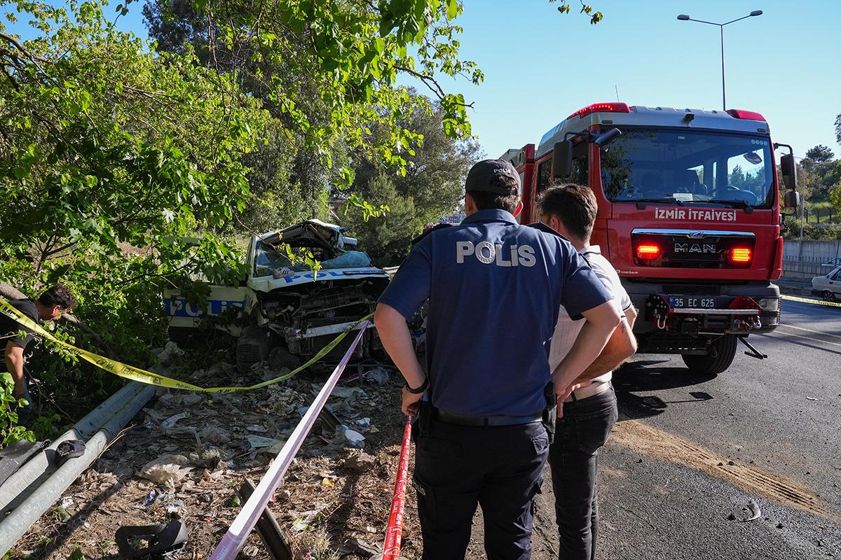 İzmir de tır &ccedil;ok sayıda araca &ccedil;arptı: Bir polis şehit oldu, 2 kişi hayatını kaybetti 4