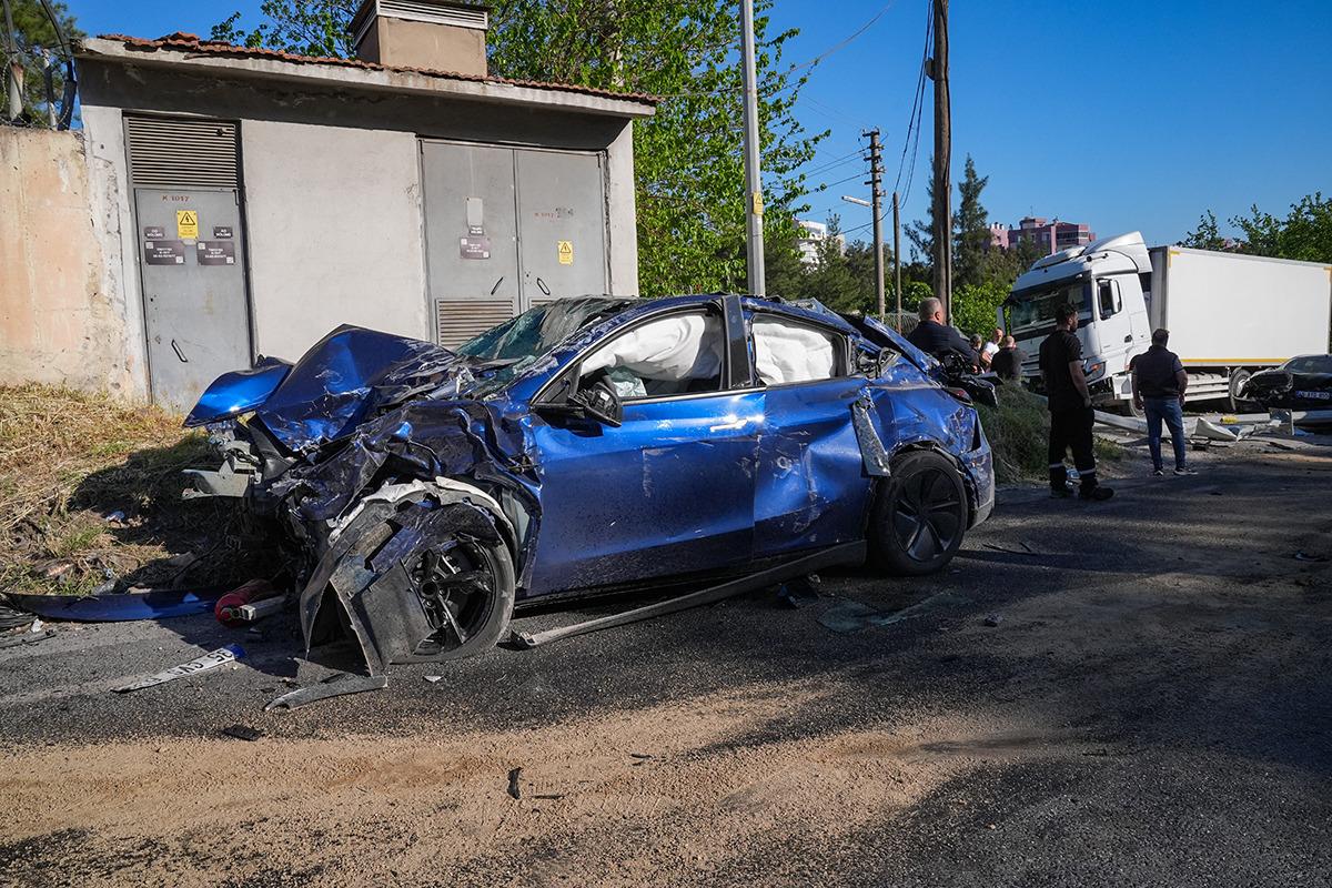 İzmir de tır &ccedil;ok sayıda araca &ccedil;arptı: Bir polis şehit oldu, 2 kişi hayatını kaybetti 6