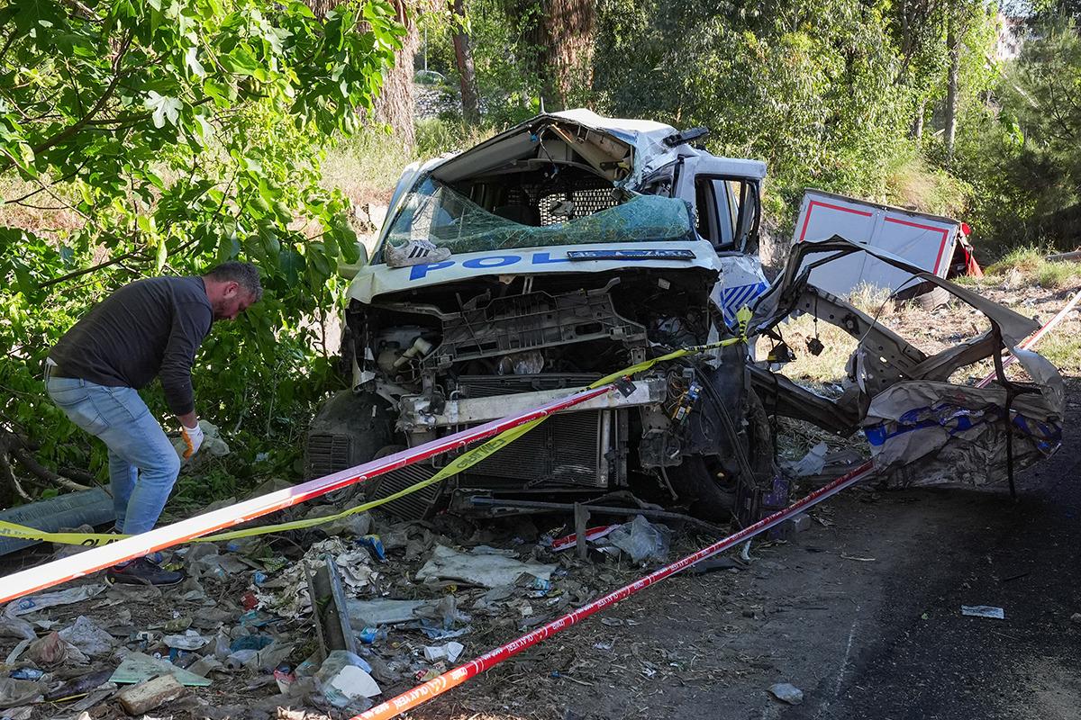 İzmir de tır &ccedil;ok sayıda araca &ccedil;arptı: Bir polis şehit oldu, 2 kişi hayatını kaybetti 7