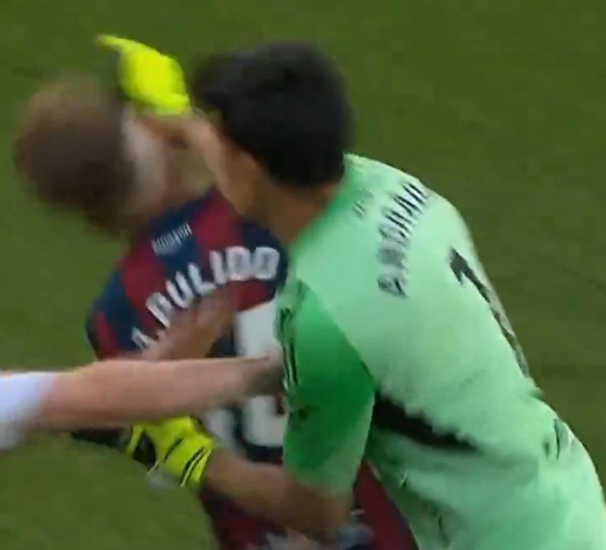 Rakibine yumruk atıp bayıltan Esteban Andrada ya rekor ceza! Bir daha forma giyemeyecek 1