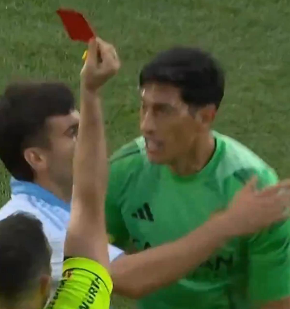 Rakibine yumruk atıp bayıltan Esteban Andrada ya rekor ceza! Bir daha forma giyemeyecek 2