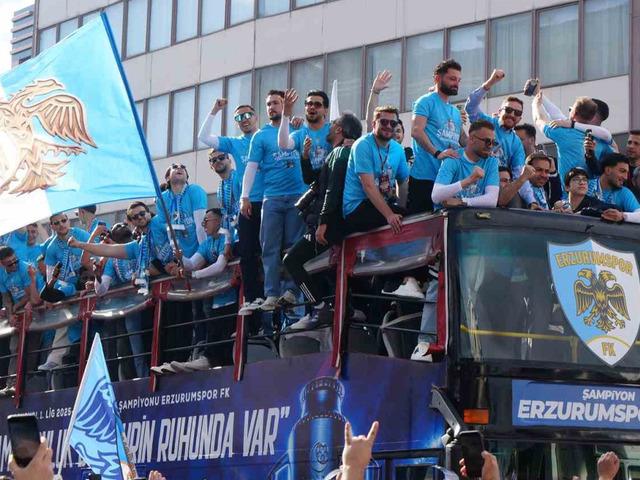 S&uuml;per Lig'e &ccedil;ıkmayı garantilediler, şehirde tut attılar