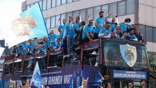 Süper Lig'e çıkmayı garantileyen Erzurumspor, şehirde tut attı
