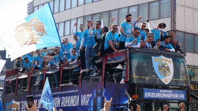 Süper Lig'e çıkmayı garantileyen Erzurumspor, şehirde tut attı