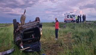 Tarlaya savrulan otomobildeki 7'si &ccedil;ocuk 11 kişi yaralandı
