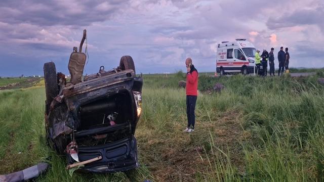Diyarbakır'da tarlaya savrulan otomobildeki 7'si çocuk 11 kişi yaralandı