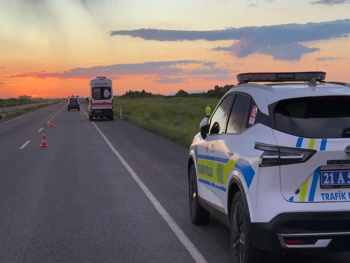 Diyarbakır da tarlaya savrulan otomobildeki 7 si &ccedil;ocuk 11 kişi yaralandı 1