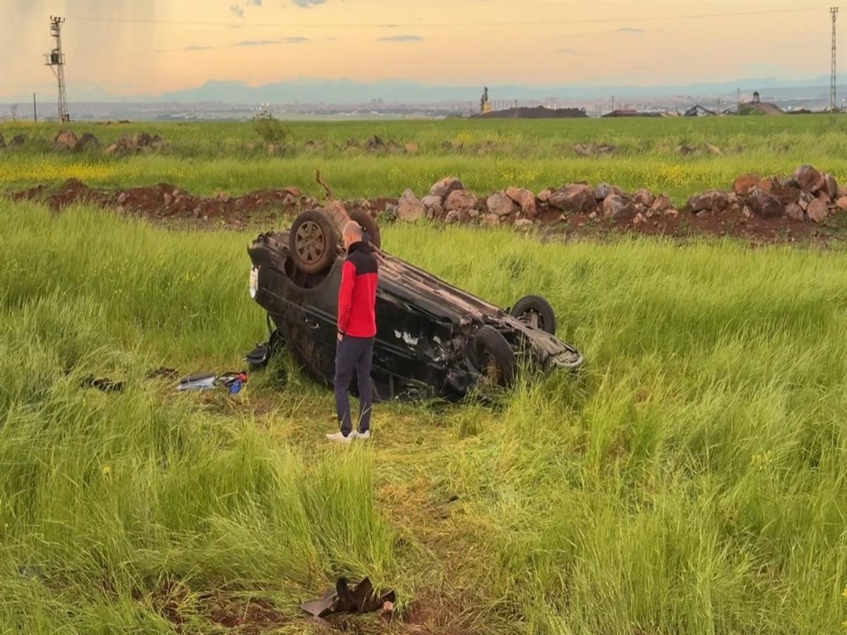 Diyarbakır da tarlaya savrulan otomobildeki 7 si &ccedil;ocuk 11 kişi yaralandı 2