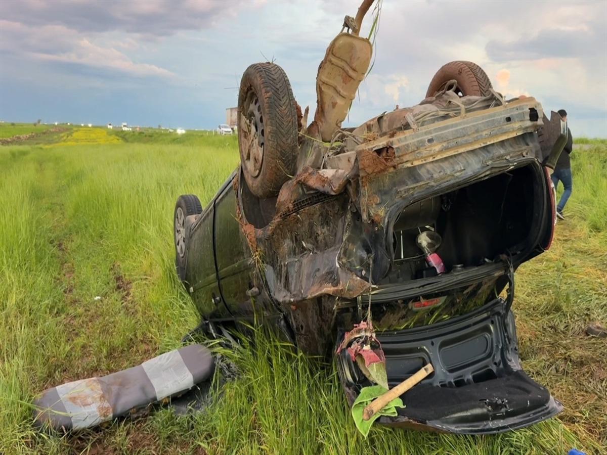 Diyarbakır da tarlaya savrulan otomobildeki 7 si &ccedil;ocuk 11 kişi yaralandı 3