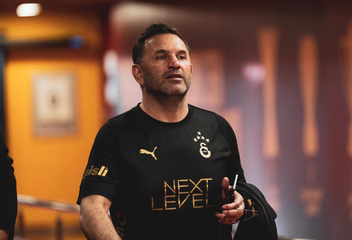 Galatasaray dan RAMS Park ta g&ouml;vde g&ouml;sterisi! Antrenmana binlerce taraftar akın etti 1