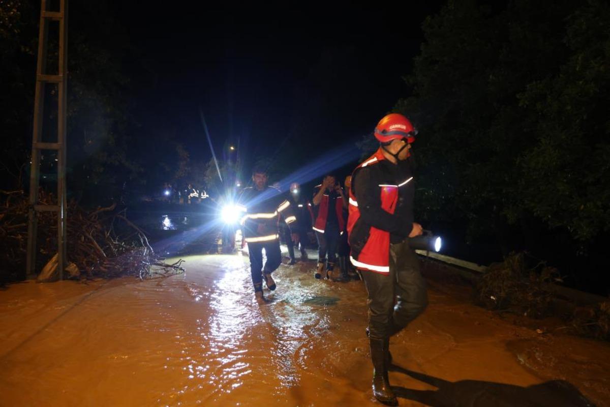 Kozan’da sel faciası: Araçtan atlayan 2 kişiden biri hayatını kaybetti 1
