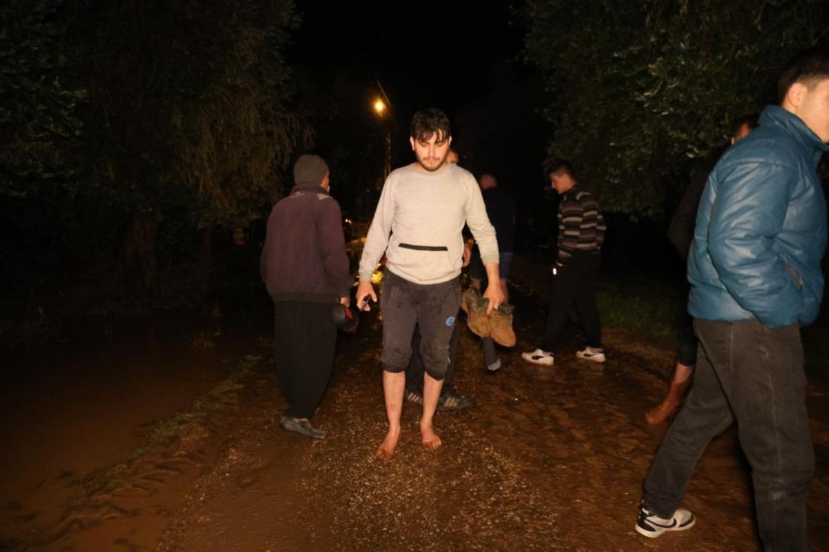 Kozan’da sel faciası: Araçtan atlayan 2 kişiden biri hayatını kaybetti 4