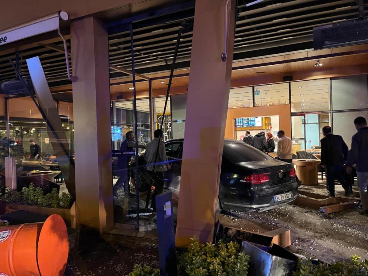 Bakırk&ouml;y de kontrolden &ccedil;ıkan ara&ccedil; kafeye daldı: 6 yaralı 2